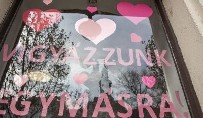 2020. április 1. - Piros szívecskék soproni ablakokra ragasztva