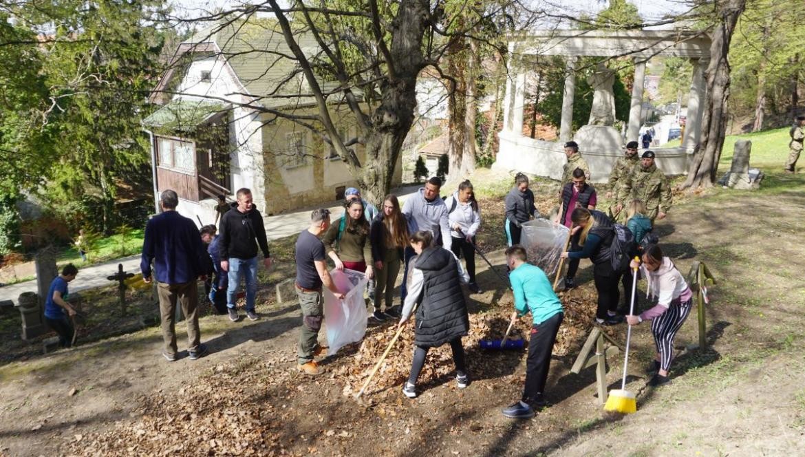 Erdélyi diákok Sopronban: a Hősi temetőt gondozták