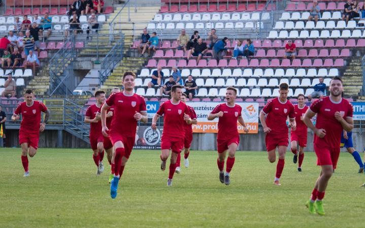 Az őszi szezon végén a hatodik helyen áll az SC Sopron csapata az NB III. nyugati csoportjában. A felnőtt férfi labdarúgók 21 mérkőzésükön 11 győzelmet, 3 döntetlent és 7 vereséget értek el. 