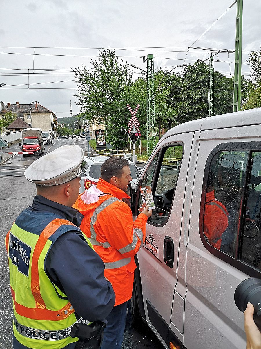 A soproni rendőrök a közúton közlekedőket ellenőrizték, a GYSEV szakemberei pedig szórólapokat osztottak a sofőröknek.