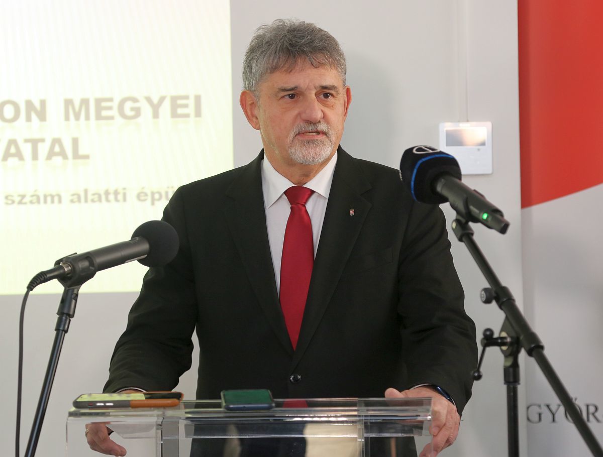 dr. György István, a Miniszterelnökség területi közigazgatásért felelős államtitkára is részt vett az épületátadón