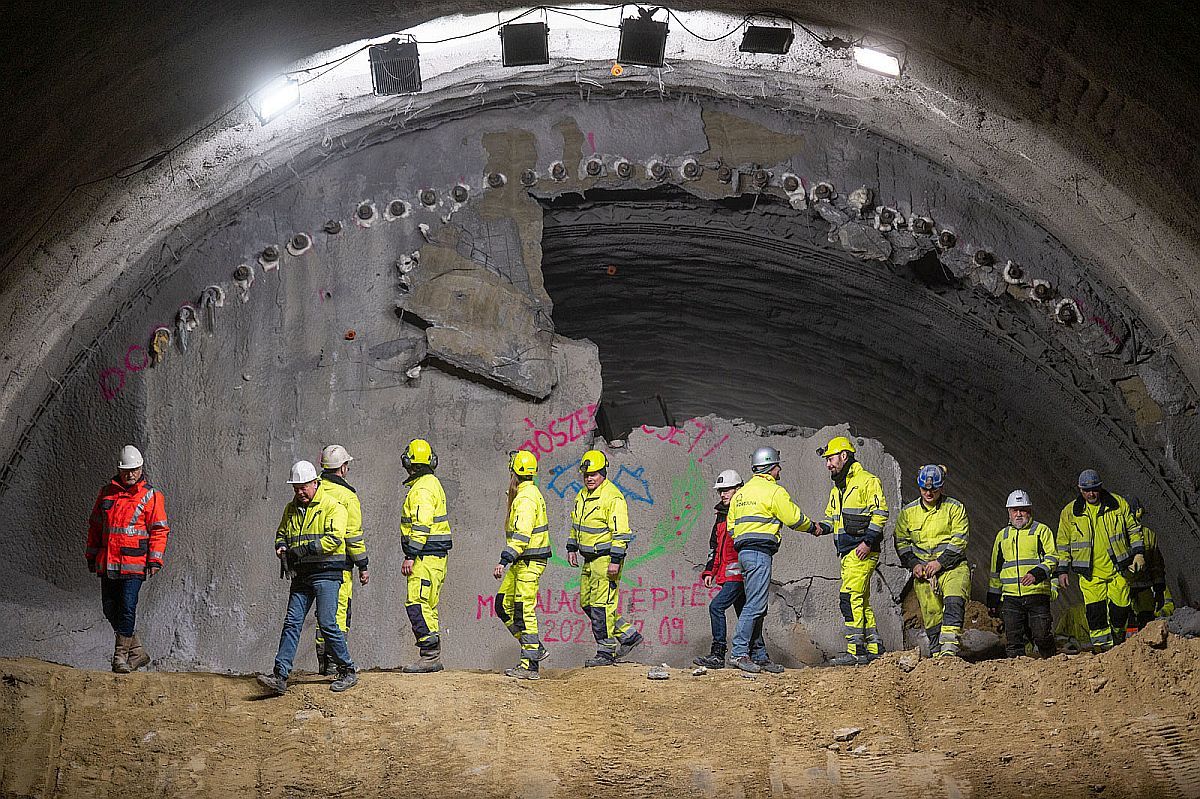 A bányászok a nap 24 órájában dolgoztak az elmúlt években – mivel mindkét irányból fejtettek, ezért az északi alagútjárat „kapujától” 180 méterre történt meg az áttörés.  Fotó: Filep István
