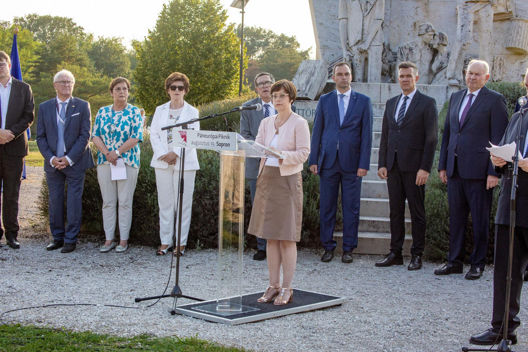 A páneurópai piknik 34. évfordulóján rendezett ünnepségen részt vett Julia Gross, a Németországi Szövetségi Köztársaság magyarországi nagykövete is.